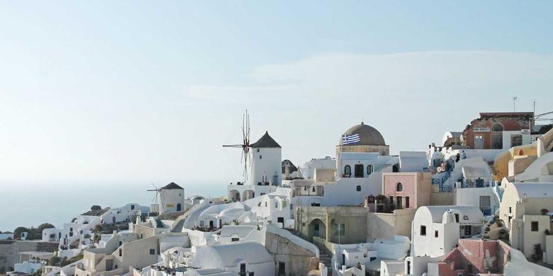 别墅复式楼梯设计全攻略：实木、玻璃、钢板三大材质的空间美学与安全法则