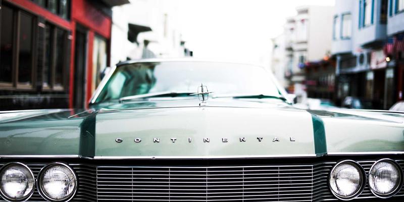 告别单调墙面!岩板连纹、木格栅、硬包与电子壁炉的搭配全攻略