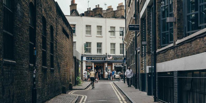 阳光下的考验：阳台窗台材料抗紫外线老化终极指南，让家装持久如新