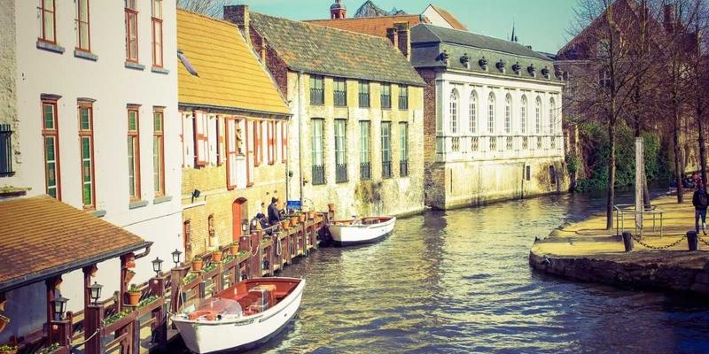 高端门窗五金选购终极指南:执手、铰链、滑轨如何决定您家20年的静音与顺滑